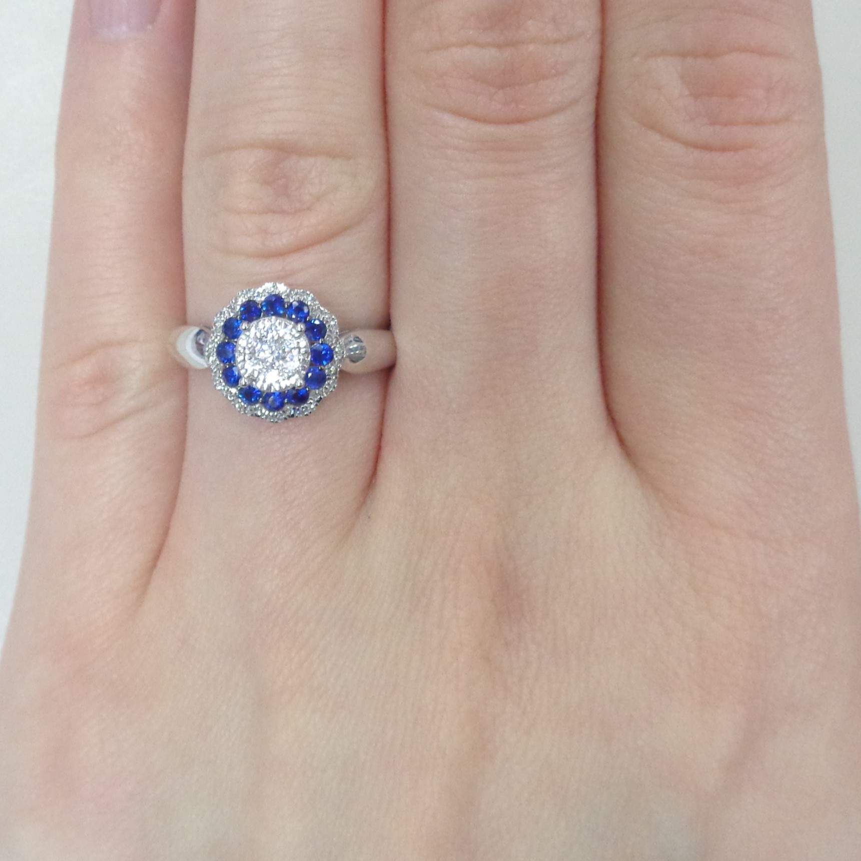 Золотое кольцо 585 пробы; белое золото; родий; вставки 12 Сапфир 0,365 2/2; 6 Бр.Кр-57 0,011 4/6А; 3